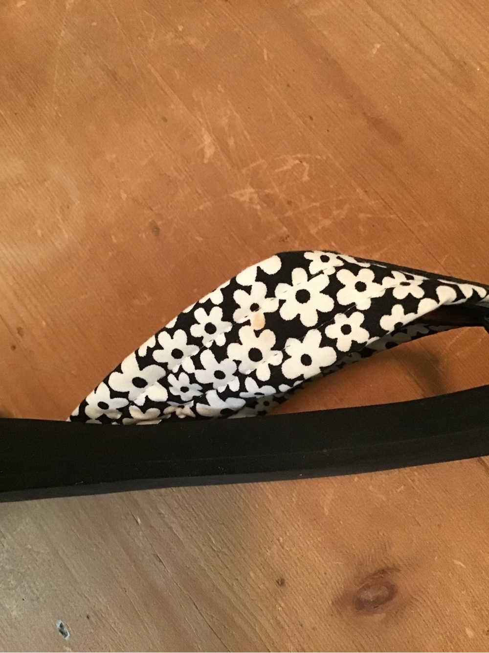 EUC, ELIZA B Black & Whit Floral Quilted Flip Flop Sandals, Fits Size 9 - Picture 6 of 9